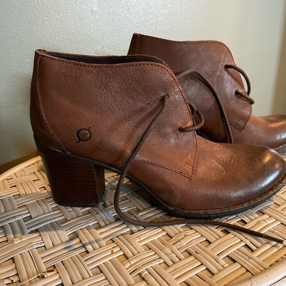 Brown leather Born ankle bootie with lace up ties. Size 10 - Picture 2 of 5